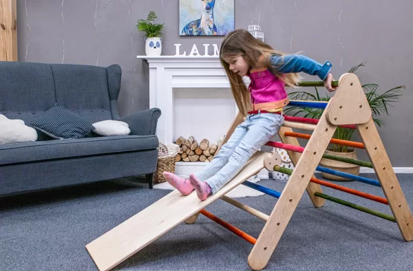 Salokāms koka pikler trijstūris ar slidkalniņu montessori rotaļlieta